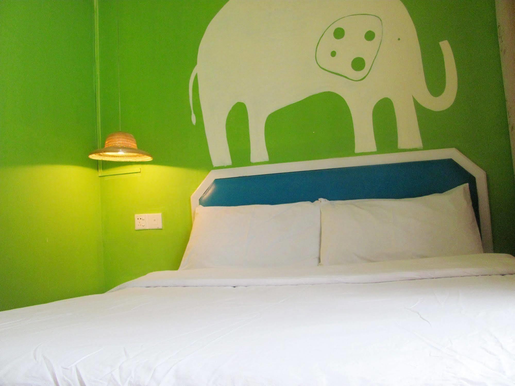 Yangshuo How Flowers Hostel Bagian luar foto